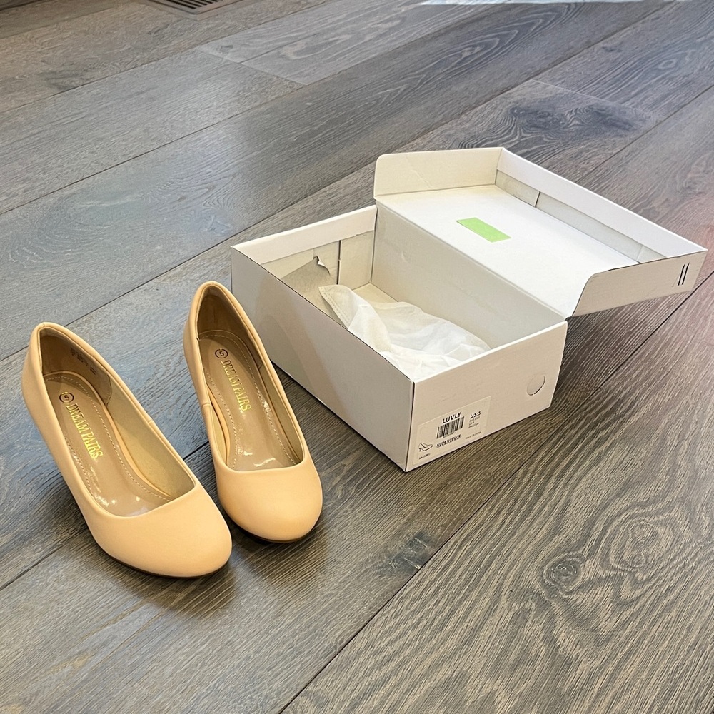 Dream Pairs Nude Pumps, Size 5, New in Box
